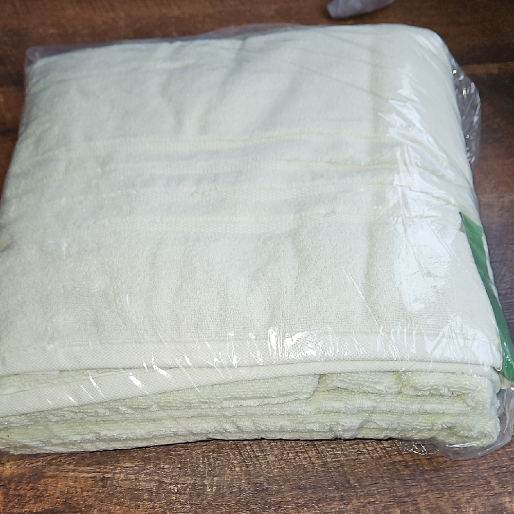 Kate Spade Honey Dew Bath Towels - Picture 5 of 5